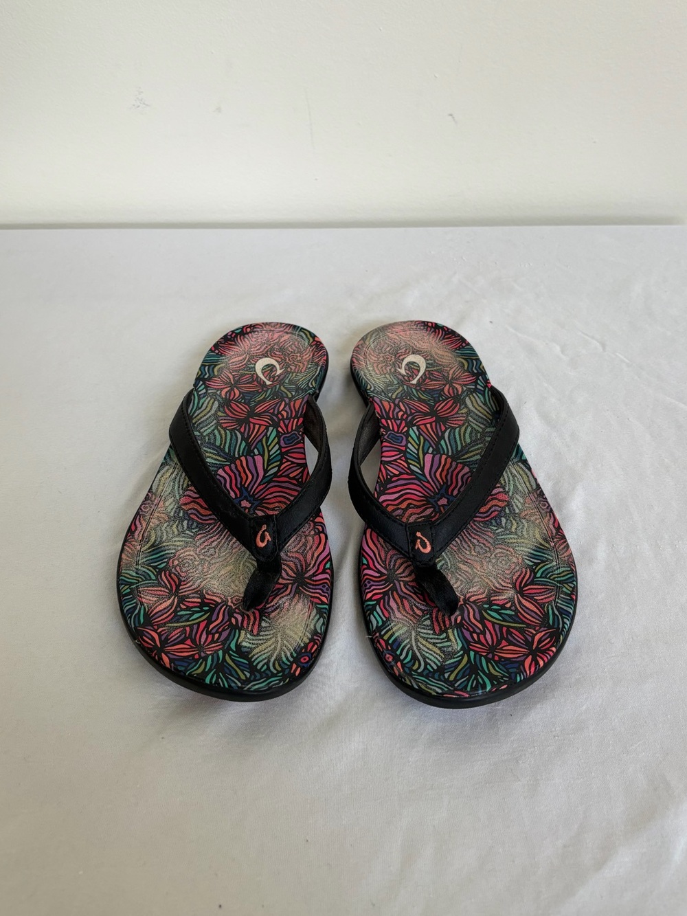 OluKai Ho'opio Hau Onix/ Hau Multicolor Floral Flip Flop Sandal